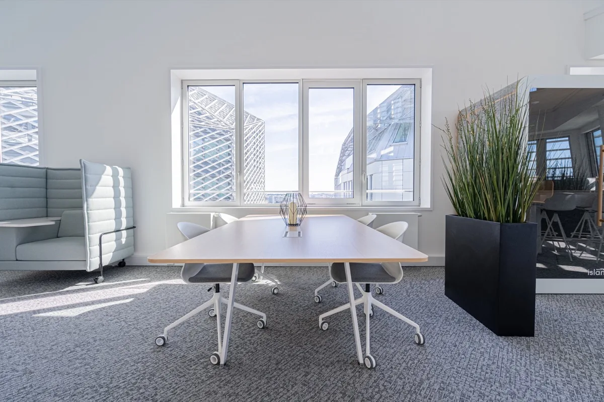 Espace de travail lumineux au POD Rennes avec vue sur EuroRennes