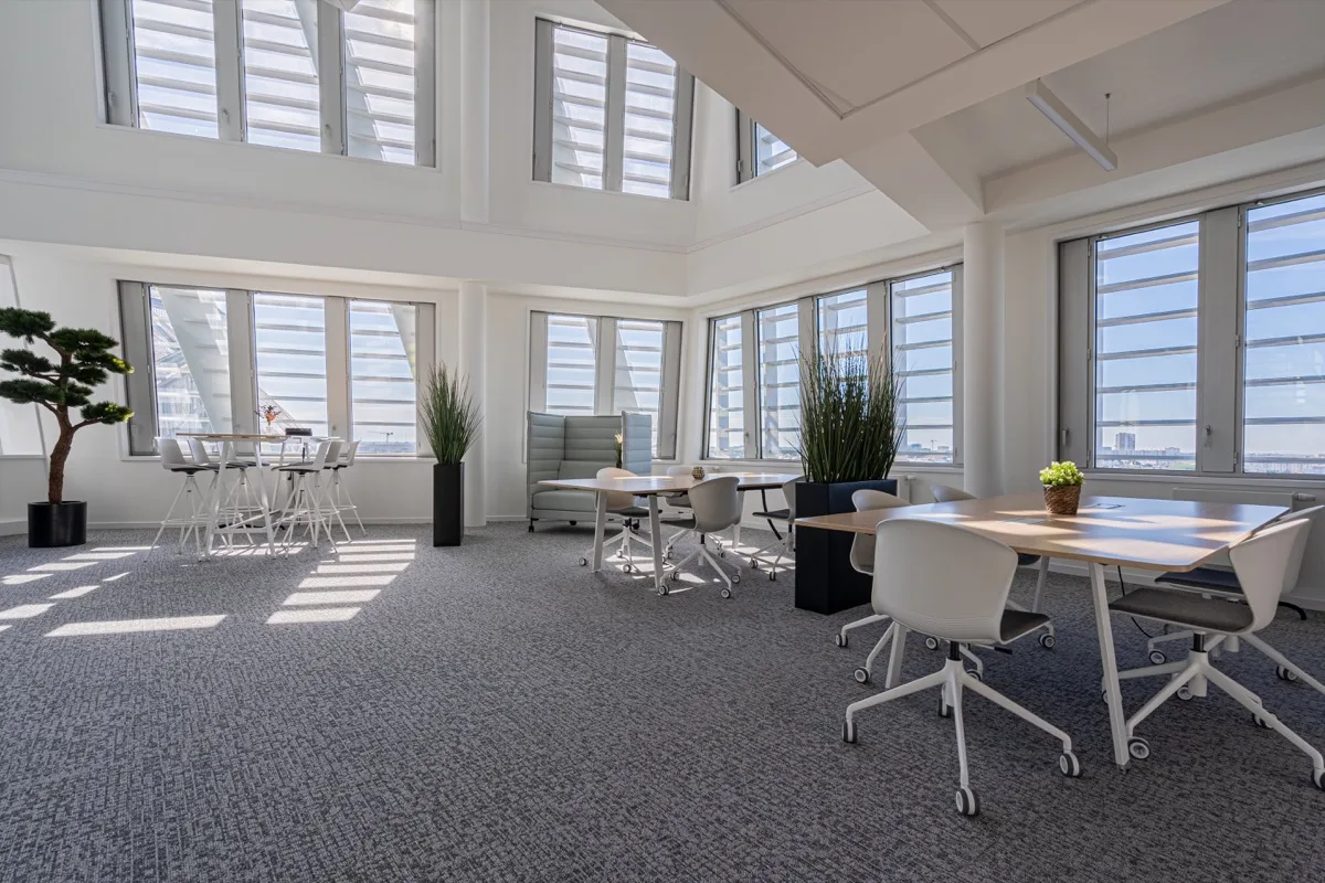 Postes de travail en open space au POD Coworking Rennes