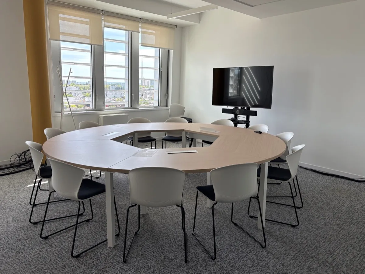 Salle de réunion Gavrinis table ronde 10 à 12 personnes au POD Rennes