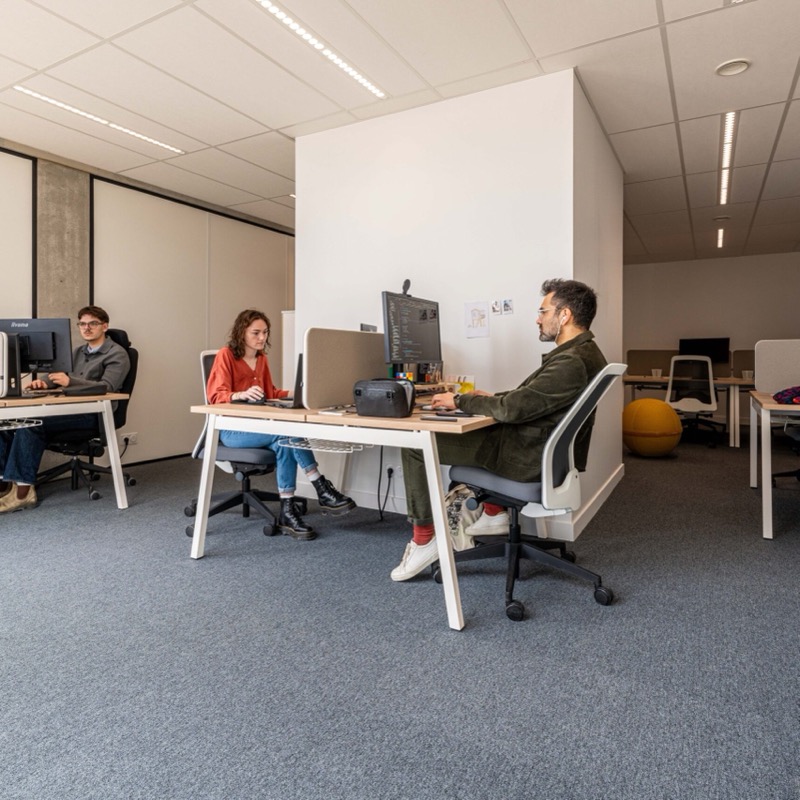 Coworkers en open space au POD Angers Saint-Serge