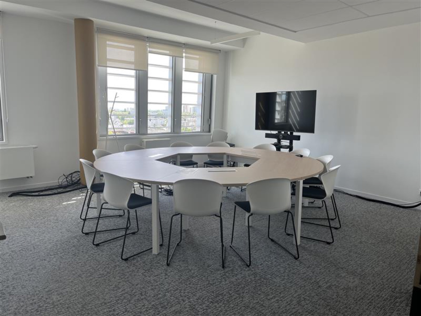 Salle de réunion Gavrinis et sa table ronde au POD Rennes Gare