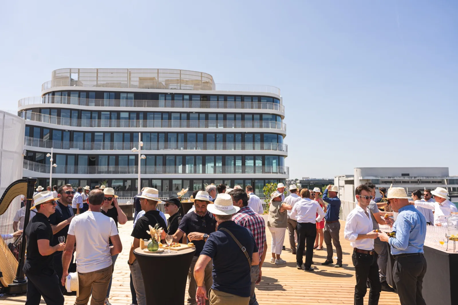 Cocktail d'inauguration sur le RoofTop du POD Angers Saint-Serge, invités autour des mange-debout