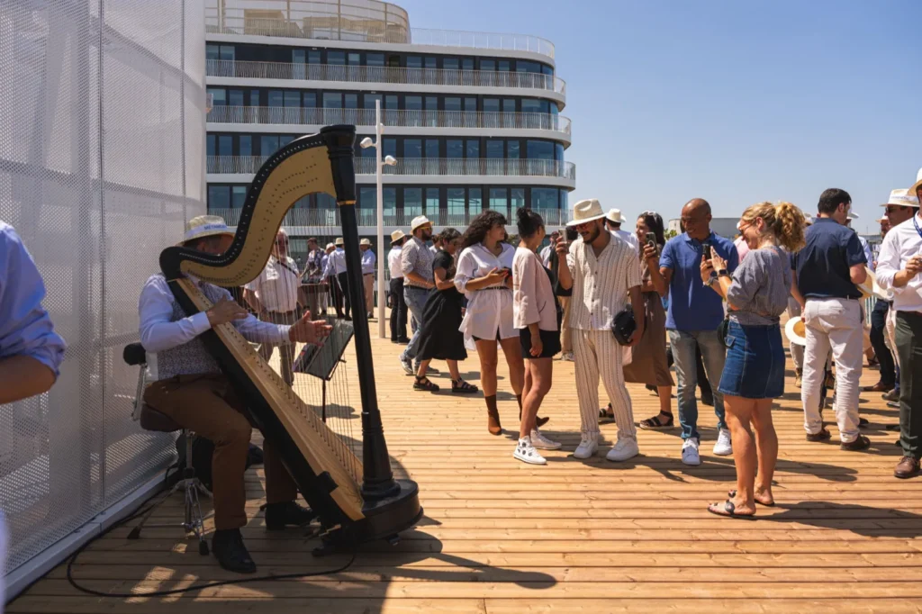 Inauguration du RoofTop du POD Angers Saint-Serge : harpiste et invités sur la terrasse événementielle
